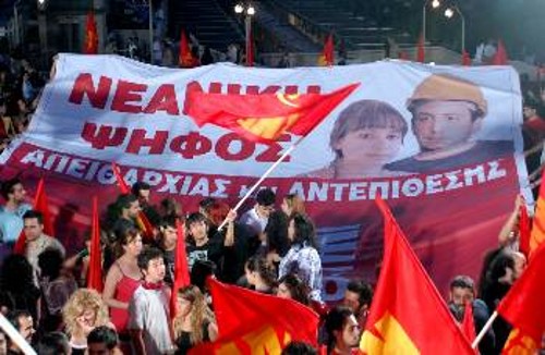 Η ψήφος στο ΚΚΕ παραμένει ψήφος νεανική. Κόντρα σε όλους αυτούς που το ονομάζουν «παρωχημένο» συνεχίζει να παλεύει για το καινούριο. Το καινούριο δεν είναι η μισή δουλειά και η μισή ζωή που «προσφέρει» η ΕΕ και οι υποστηρικτές της. Οι εργαζόμενοι δικαιούνται τα πάντα