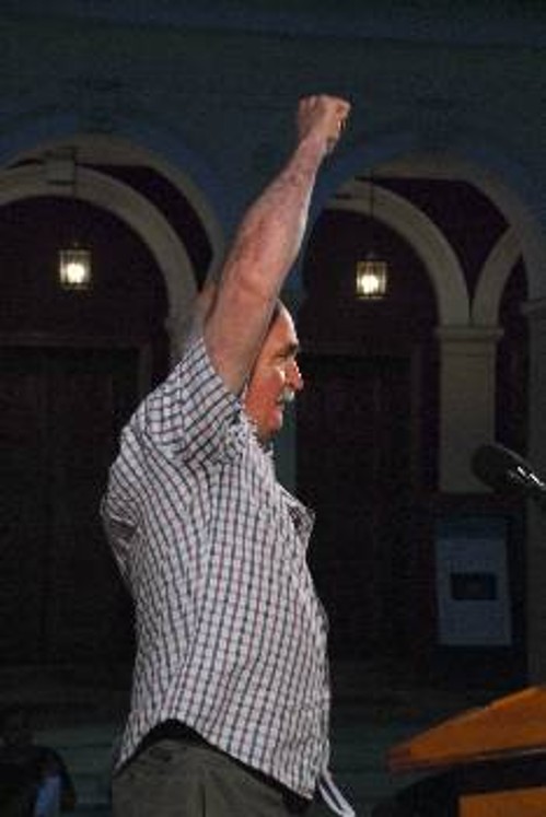 Ο Γκιουτζίν Μακ Κάρταν, ΓΓ της ΚΕ του ΚΚ Ιρλανδίας