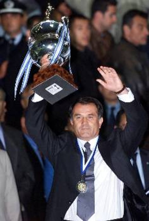 Ο πρωτομάστορας Μπάγεβιτς σηκώνοντας το κύπελλο