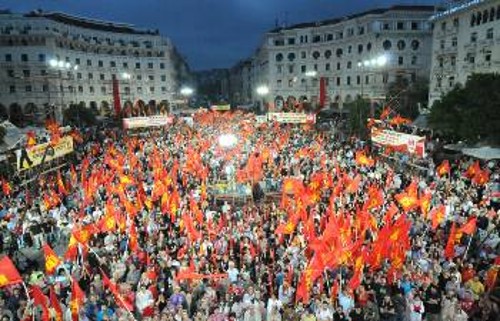 Οι συγκεντρώσεις σε αυτές τις εκλογές ήταν ιδιαίτερα μαζικές και αγωνιστικές. Ηταν η καλύτερη απάντηση σ' αυτούς που ετοιμάζουν νέα δεινά για το λαό. Η φωτογραφία είναι από τη συγκέντρωση της Θεσσαλονίκης, όπου η πλατεία Αριστοτέλουςήταν λαοθάλασσα