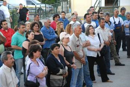 Με τους χιλιάδες εργαζόμενους που ζουν με συμβάσεις και με μισή δουλειά (φωτ. από συγκέντρωση εργαζομένων στα συνεργεία του Δήμου Ασπροπύργου)