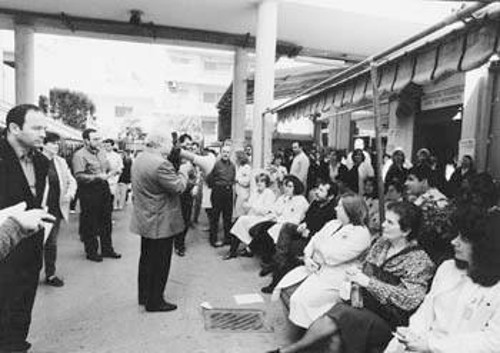 Ο Αντ. Σκυλλάκος μιλά στους γιατρούς και στους εργαζόμενους του Λαϊκού Νοσοκομείου