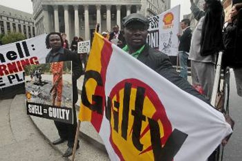 Διαδήλωση στη Νιγηρία κατά της «Shell»...