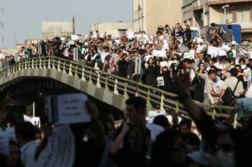 Από χτεσινή μεγάλη λαϊκή διαδήλωση στην Τεχεράνη που καταγγέλλει νοθεία στις προεδρικές εκλογές