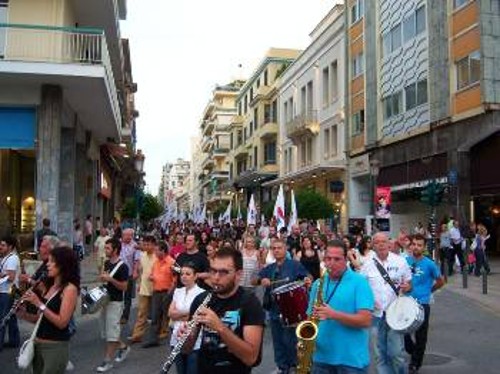 «Δεν τρομοκρατούμαστε» διαδήλωσαν οι εργαζόμενοι στο κέντρο της Πάτρας