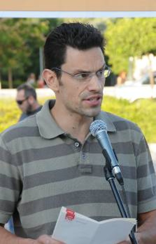 Ο Π. Παπαγεωργόπουλος μιλάει στη συγκέντρωση στα Προπύλαια