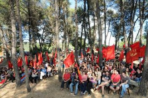 Στιγμιότυπο από εκδήλωση που είχαν πραγματοποιήσει οι Οργανώσεις ΚΚΕ και ΚΝΕ Πελοποννήσου στον Πάρνωνα για την προστασία των δασών