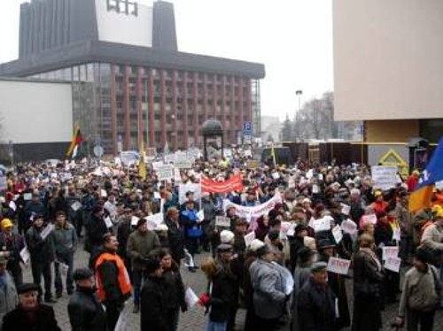 Από λαϊκή διαδήλωση στη Λιθουανία στις αρχές του χρόνου ενάντια στα κυβερνητικά μέτρα που επιχειρούν να φορτώσουν την κρίση στο λαό. Μετά από αυτήν έχουν απαγορευτεί οι διαδηλώσεις στο κέντρο του Βίλνιους