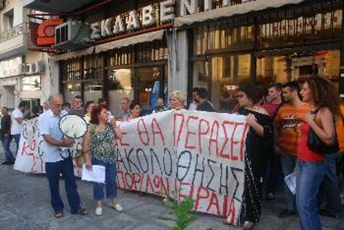 Από τη χτεσινή παρέμβαση στο κατάστημα του Πειραιά