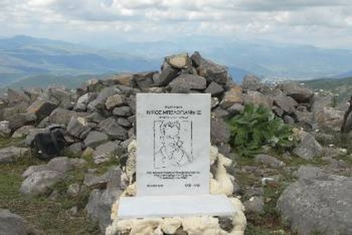 Η μαρμάρινη πλάκα στην κορυφή Γκόλιο του Γράμμου προς τιμήν του Νίκου Μπελογιάννη