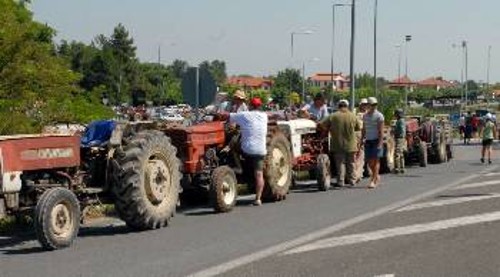 Από το μπλόκο των ροδακινοπαραγωγών στον κόμβο Κουλούρας στην Εγνατία Οδό