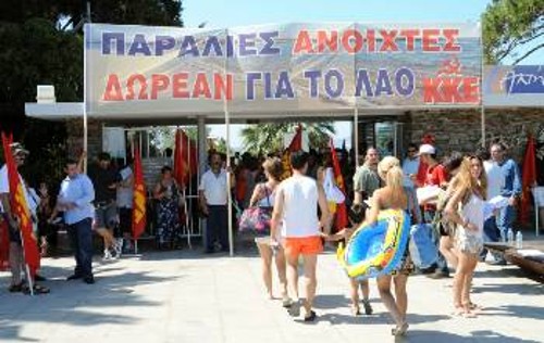 «Ανοιξε» προχτές το πρωί η Ακτή Βουλιαγμένης και δεκάδες κόσμου απόλαυσε το μπάνιο χωρίς να πληρώσει το χαράτσι που του επιβάλλουν