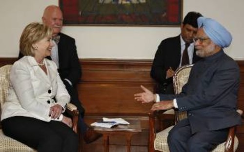 Η υπουργός Εξωτερικών των ΗΠΑ Χ. Κλίντον, με τον Ινδό πρωθυπουργό Μ. Σινγκχ