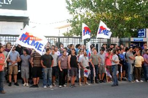 Στις πόρτες των γκέτο της εργοδοσίας, το ΠΑΜΕ δίνει καθημερινά το «παρών»