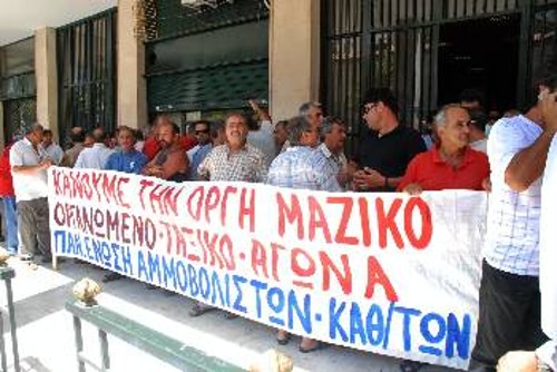 Οι εργατοτεχνίτες της «Ζώνης» «μπλόκαραν» την είσοδο του υπουργείου απασχόλησης και την αντεργατική πολιτική της κυβέρνησης