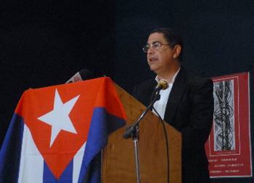 Στο βήμα ο Α' γραμματέας της πρεσβείας της Κούβας στην Αθήνα, Χοσέ Κάλα