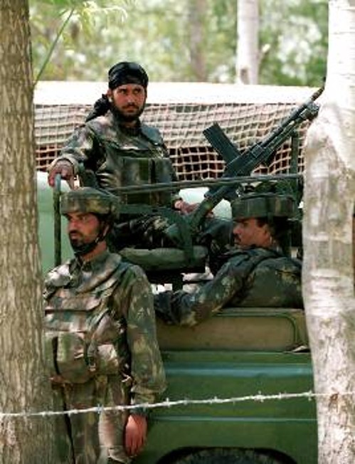 Ινδοί στρατιώτες στο Κασμίρ. Η «μονομερής εκεχειρία» έληξε, ωστόσο η πιθανότητα διαλόγου επανέρχεται