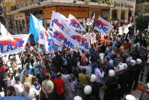 Σε ταξική συσπείρωση και πάλη καλεί το ΠΑΜΕ για να πάρει απάντηση κάθε κατασταλτικός μηχανισμός (φωτ. από παρέμβαση του ΠΑΜΕ ενάντια σε επιχείρηση - σκούπα, στο κέντρο της Αθήνας)