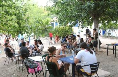 Τα έχει όλα το κάμπινγκ της ΚΝΕ. Κουβέντα και χαλάρωση...