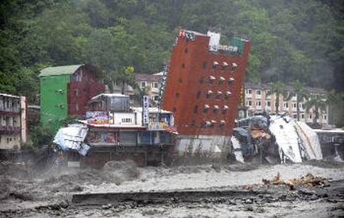 Ολόκληρα κτίρια κατέρρευσαν από τις καταστροφικές πλημμύρες στην Ταϊβάν