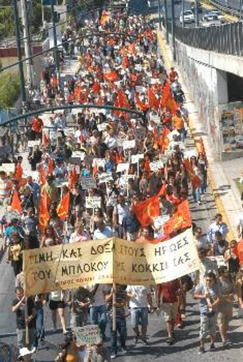 Η πορεία κατευθύνεται στο Γ' Νεκροταφείο