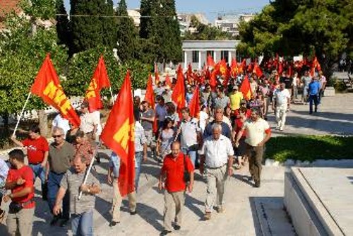 Από την πορεία μέσα στο Α' Νεκροταφείο