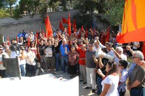 Μπροστά στον τάφο του Νίκου Ζαχαριάδη