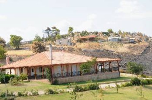 Πάνω δεξιά, διακρίνεται η στάνη που στήθηκε πρώτα, δόθηκε ρεύμα και νερό και το αποτέλεσμα το σπίτι (σε πρώτο πλάνο) να είναι έτοιμο στην αναδασωτέα περιοχή!