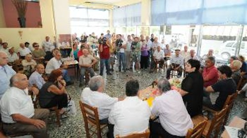 Η Αλέκα Παπαρήγα στη συζήτηση που είχε με τους κατοίκους του χωριού Πρόδρομος Θίσβης