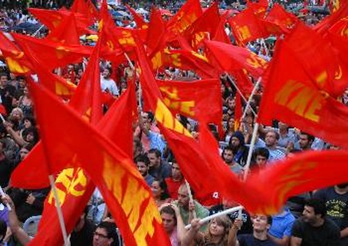 Νομίζουν οι άμοιροι ότι με απειλές και προβοκάτσιες, το ΚΚΕ θα υποστείλει τη σημαία της πάλης για το δίκιο του λαού. Είναι γελασμένοι και φοβισμένοι