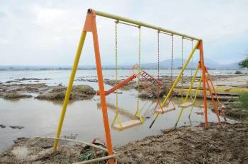 Η παιδική χαρά που ήταν στην παραλία βρέθηκε μέσα στη θάλασσα