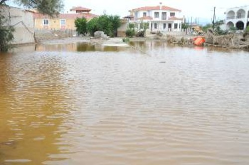 Οπως πέρσι στο χωριό Μπούρτζι (φωτ.), έτσι και φέτος, μια βροχή ήταν αρκετή να πνίξει τη Χαλκίδα