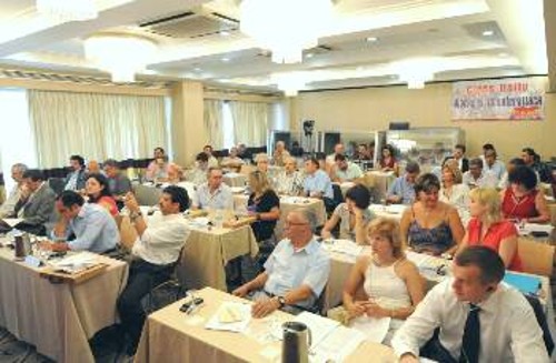 «Ταξική ενότητα - εργατική αντεπίθεση», το μήνυμα του πανό στην αίθουσα όπου ξεκίνησαν χτες οι εργασίες της Συνδιάσκεψης