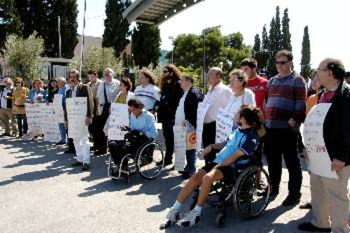 «ΝΔ - ΠΑΣΟΚ - ΕΕ έχουν αφήσει χωρίς σχολείο 185.000 παιδιά με αναπηρίες και μαθησιακές δυσκολίες. Τιμωρήστε τους», κάλεσαν οι φορείς στη χτεσινή κινητοποίηση