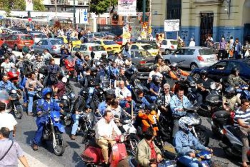Με τις φόρμες της δουλειάς και μια μηχανοκίνητη πορεία, οι εργάτες της Ζώνης διαδήλωσαν στους δρόμους Αθήνας και Πειραιά