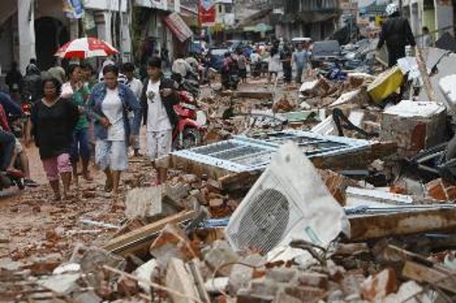 Εικόνες καταστροφής στη Σουμάτρα της Ινδονησίας