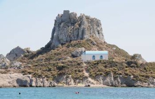 Κέφαλος: Η παραλία και το νησάκι με το ερειπωμένο κάστρο