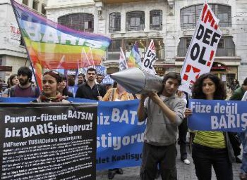 Από τις διαδηλώσεις στην Τουρκία ενάντια στους ιμπεριαλιστικούς οργανισμούς, στη διάρκεια της Συνόδου του ΔΝΤ