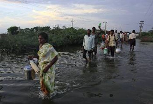 Συχνά η φτωχολογιά της Ινδίας έρχεται αντιμέτωπη με φυσικές καταστροφές όπως οι πλημμύρες λόγω παντελούς έλλειψης υποδομών