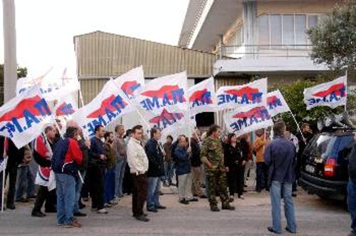 Στιγμιότυπο από τη χτεσινή κινητοποίηση έξω από τη χαρτοβιομηχανία