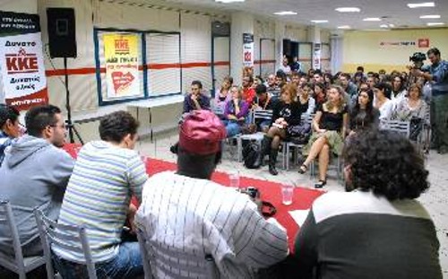 Στιγμιότυπο από τη χτεσινή συζήτηση για την εργαζόμενη νεολαία