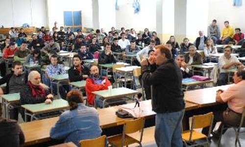 Ο πρόεδρος της ΠΕΜΕΝ μιλάει στους σπουδαστές και το προσωπικό της ΑΕΝ Ασπροπύργου, σε περιοδεία και συγκέντρωση που έγινε πριν τέσσερις μήνες για τα προβλήματα της σχολής
