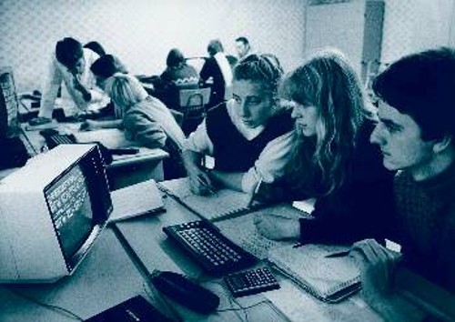 Η δημόσια δωρεάν Παιδεία ήταν κάτι δεδομένο για όλους τους πολίτες της ΓΛΔ. Ο κάθε νέος είχε τη δυνατότητα να επιλέξει ανάμεσα στο Πανεπιστήμιο ή σε μια Τεχνική Σχολή. Ενδεικτικό είναι ότι λίγους μήνες πριν την ανατροπή, το 1989, περισσότεροι από 69.000 νέοι έγιναν δεκτοί είτε σε άμεσα είτε σε απογευματινά είτε σε διά αλληλογραφίας μαθήματα στην ανώτατη εκπαίδευση της ΓΛΔ