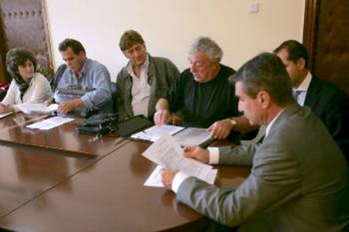 Να σβήσει τις ευθύνες του ΠΑΣΟΚ για τα αδιέξοδα των εκατοντάδων εργαζομένων του ομίλου επιχείρησε ο υπουργός
