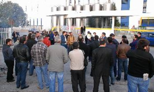Ο βουλευτής του ΚΚΕ Γιώργος Μαυρίκος απευθύνεται στους εργάτες