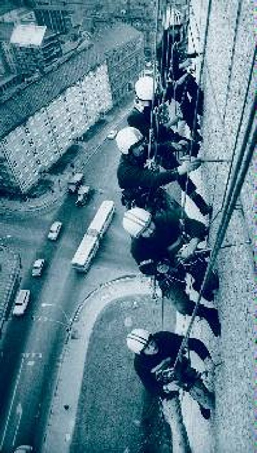 Πολυτεχνίτες νέοι εργαζόμενοι στη ΓΛΔ, ειδικά εκπαιδευμένοι σε 14 τέχνες, δουλεύουν σε προσόψεις κτιρίων, καμινάδες κλπ. Η συγκεκριμένη ομάδα ειδικευόταν σε δύσκολες επισκευές, δούλευε 7ωρο και τα μέλη της χαρακτηρίζονταν ως «αθλητές - τεχνίτες». Το παράδειγμα αυτό για τόσο εξειδικευμένες εργασίες, υιοθετήθηκε και σε άλλες σοσιαλιστικές χώρες