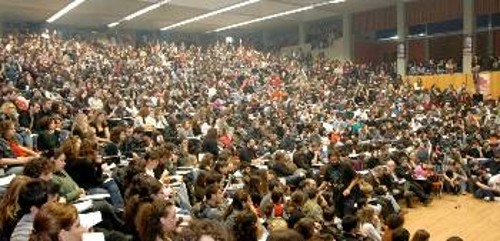 Κατάμεστο το μεγάλο αμφιθέατρο της Φιλοσοφικής στη χτεσινή πανελλαδική συνάντηση