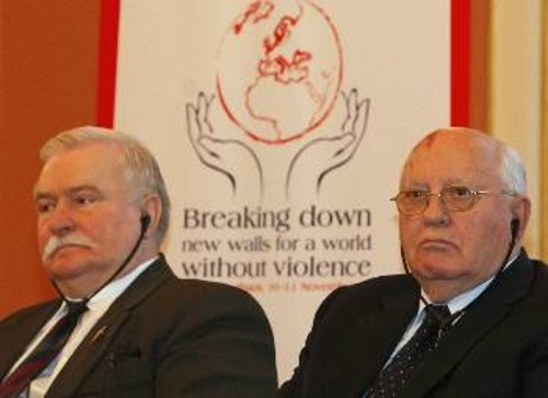 Δίκαια ο Βαλέσα και ο Γκορμπατσόφ ήταν τα τιμώμενα πρόσωπα των ιμπεριαλιστών στις πρόσφατες αντικομμουνιστικές εκδηλώσεις για τα 20 χρόνια από την καπιταλιστική παλινόρθωση στην πρώην ΛΔΓ