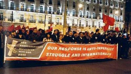 Από τη συγκέντρωση - διαδήλωση του ΚΚΕ στην Αθήνα, ενάντια στο αντικομμουνιστικό μνημόνιο του Συμβουλίου της Ευρώπης, το Γενάρη 2006