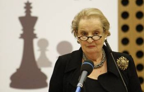Η αρχιδολοφόνος της ιμπεριαλιστικής επέμβασης στην Γιουγκοσλαβία επί εποχής Κλίντον ξανά στο ...μεϊντάνι